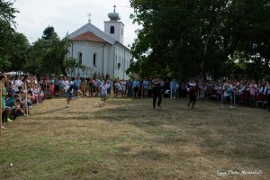 Спортско надметање у порти храма