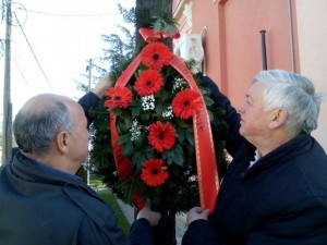 Пуковник Зиројевић и Миле Тошић полажу венац