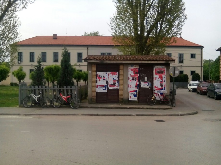 Плакатама политичких партија излепљена трафо станица у Свилајнцу