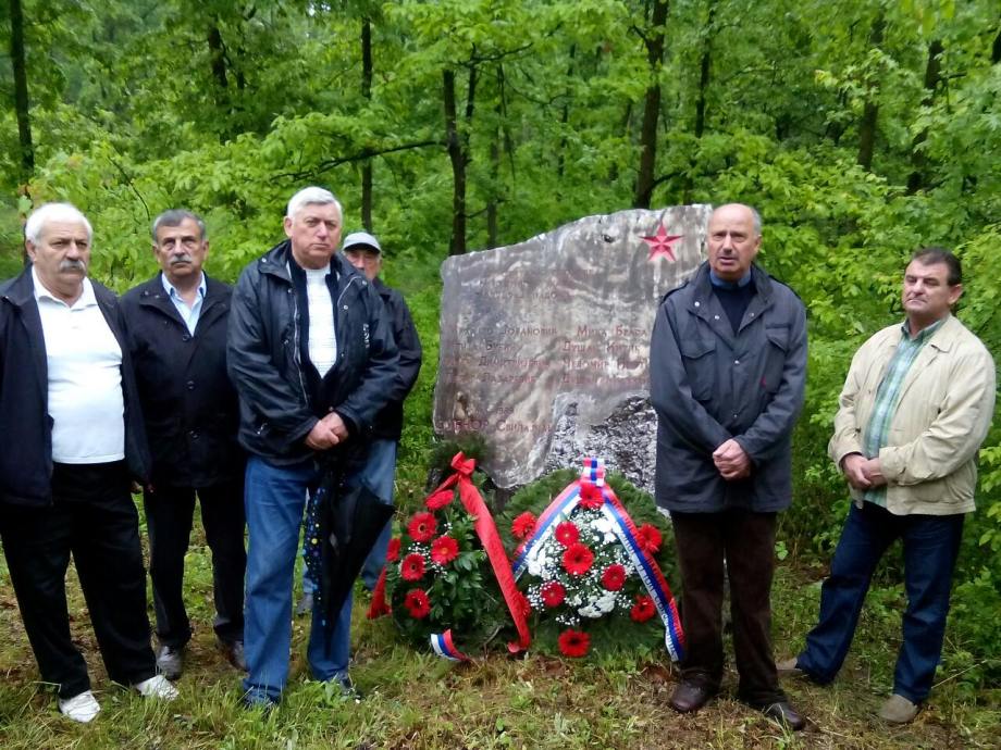 Венци на спомен обележје на место покоља родољуба, Милисав Тошић (лево) председник Општинског одбора СУБНОР-а Свилајнца, пук.Др Жељко Зиројевић (десно) потпредседник СУБНОР-а Србије.