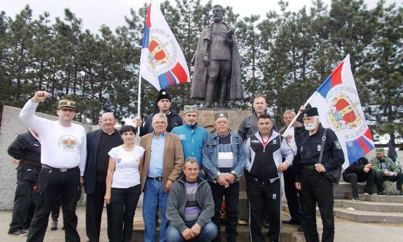 Чланови Удружења монархиста Србије код споменика