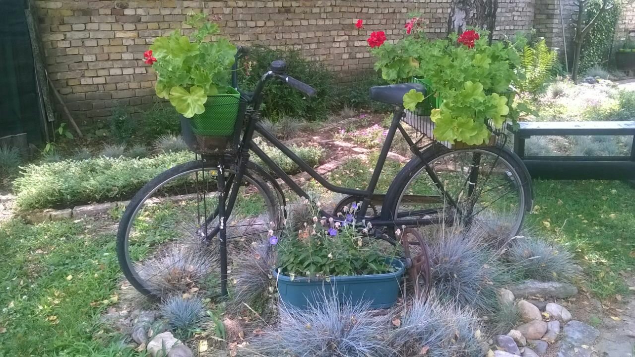 Бицикл цветна скуптура