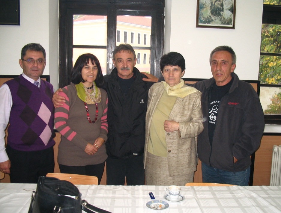 Миомир Нешић у средини са колегама професорима из Гимназије у Свилајнцу.