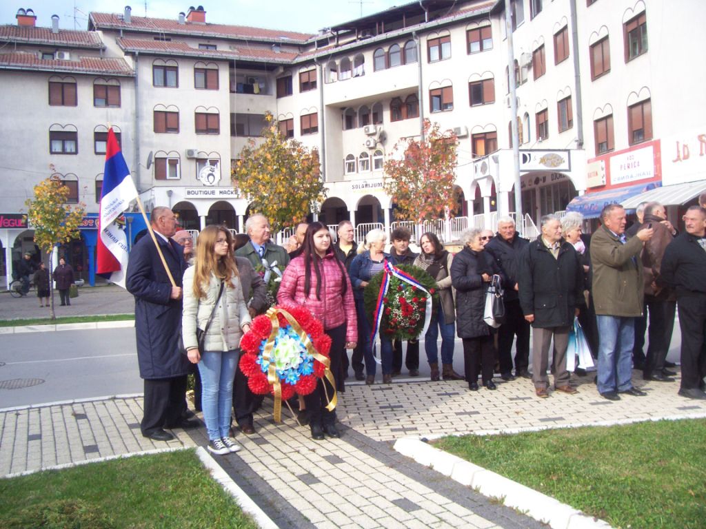 Делегације полажу венце