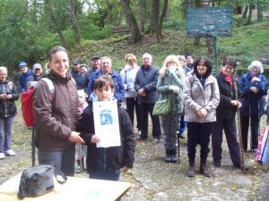 Наталија Васић уручује најмлађем учеснику ручни сат и захвалницу