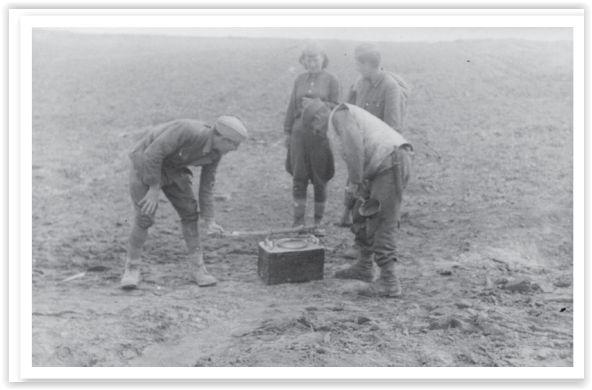 Србија између Маљена и Повљена, октобра 1944. Хигијничарка Бригаде, Стака Владушић пресрела куваре па контролише јесу ли им руке опране.