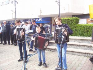 Хармоникаши (с лева на десно ) Никола Динић, Милош Тодоровић Бресје и Михалјо Динић Гложане.