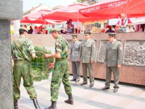 Полагање венаца припадника војске на споменик Синђелићу 2006. године.