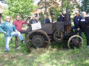 На фотографијама посетиоци поред старих машина