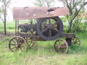 На фотографијама посетиоци поред старих машина