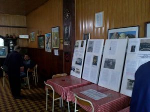 Изложба „Знаменити црквенчани траг у времену“ у кафани код Тошића