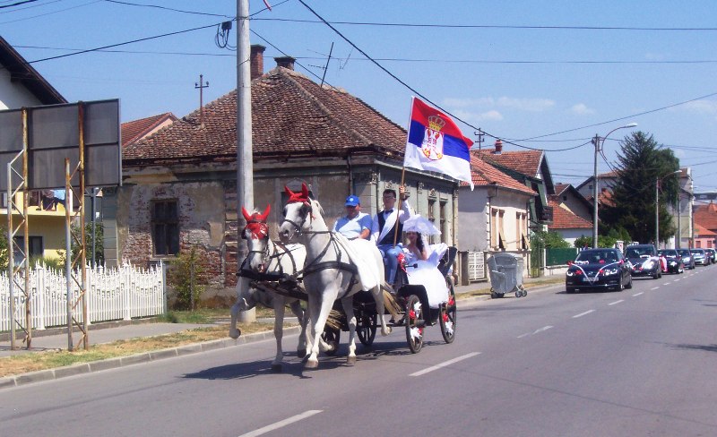 Барјактар предводи свадбену колону Фото: Р.Угрнић