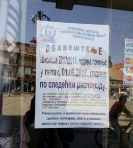 Најава почетка школске године у основној школи залепљена на излогу продавнице