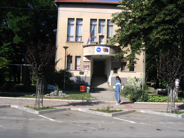 На слици зграда бившек комитета СК у којој су биле смештене редакције ТВ Ресаве и Ресавског поштоноше.