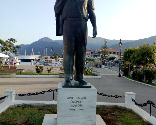 Споменик Аристотелу Оназису у Нидрију