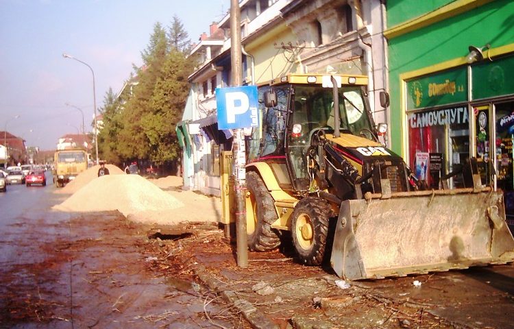 Изградња тротоара и паркинга 2005. у главној улици у Свилајнцу