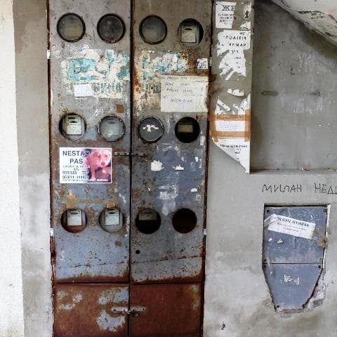Слика поправљених врата на којима су биле оштећене шарке